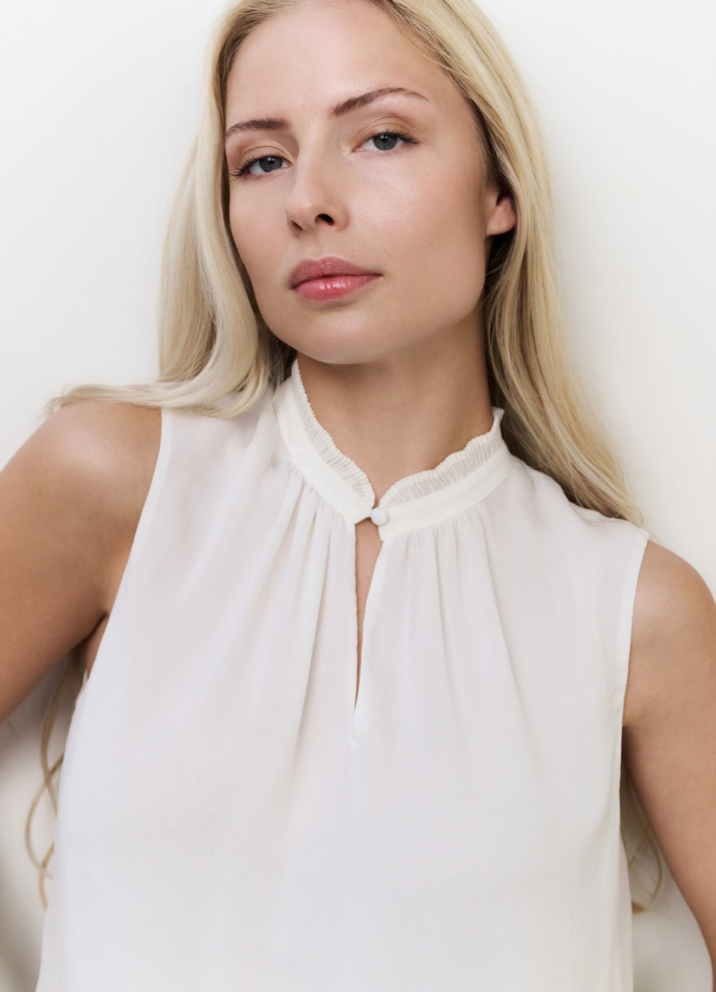 Sleeveless Top With Ruffled Co : Off White 99969