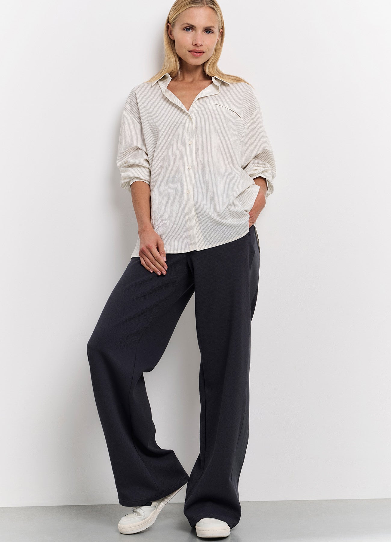 Wide Leg Trousers With Contrast Stripe And Zipper Pockets : Phantom 94205