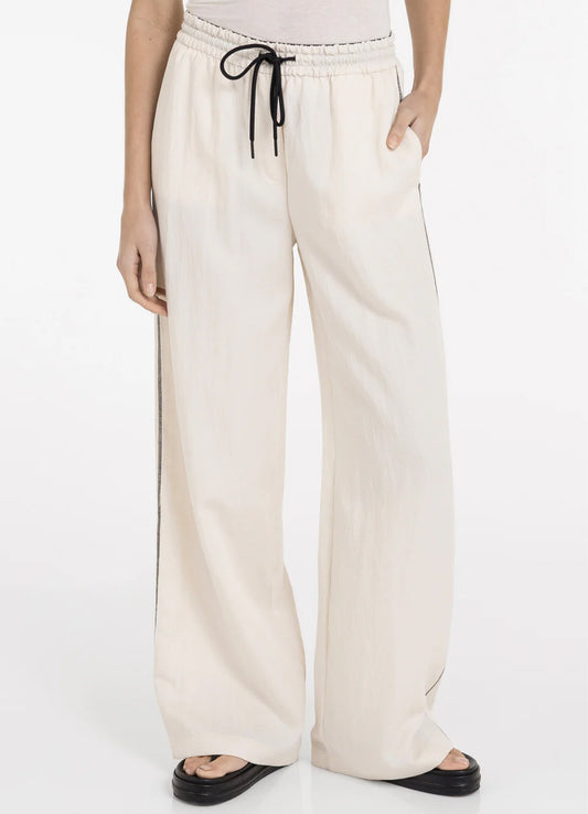 Woven Wide Leg Trousers With Contrast Flatlock Detail - L32 : Cloud Creme White 99067